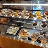 Vitrine de patisseries du restaurant de l'Alimentarium à Vevey