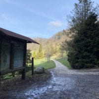 Sentier qui fait le tour du lac du barrage de l'aubonne