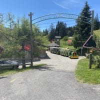 Vue globale de la Cabane du Petit Oiseau avec son restaurant et son petit train