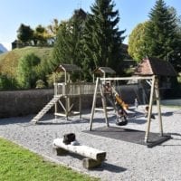 le parc avec place de jeux et coin pique-nique