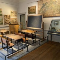 Tables d'école et tableau noir au Château de Prangins