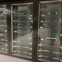 Vitrine exposant des trains miniatures des CFK
