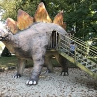 Sculpture ludique de Stégosaure pour les enfants au Parc Dino-Zoo de Charbonnieres Les Sapins