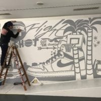 Serge Lowrider travaillant sur sa fresque murale