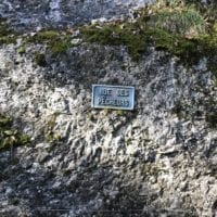 Plaque sur le mur près de la pisciculture