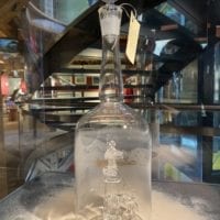 Bouteille en verre soufflé avec un personnage à l'intérieur