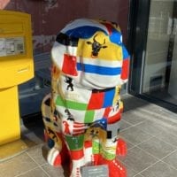 Statue d'un saint bernard aux couleurs des cantons de Suisse