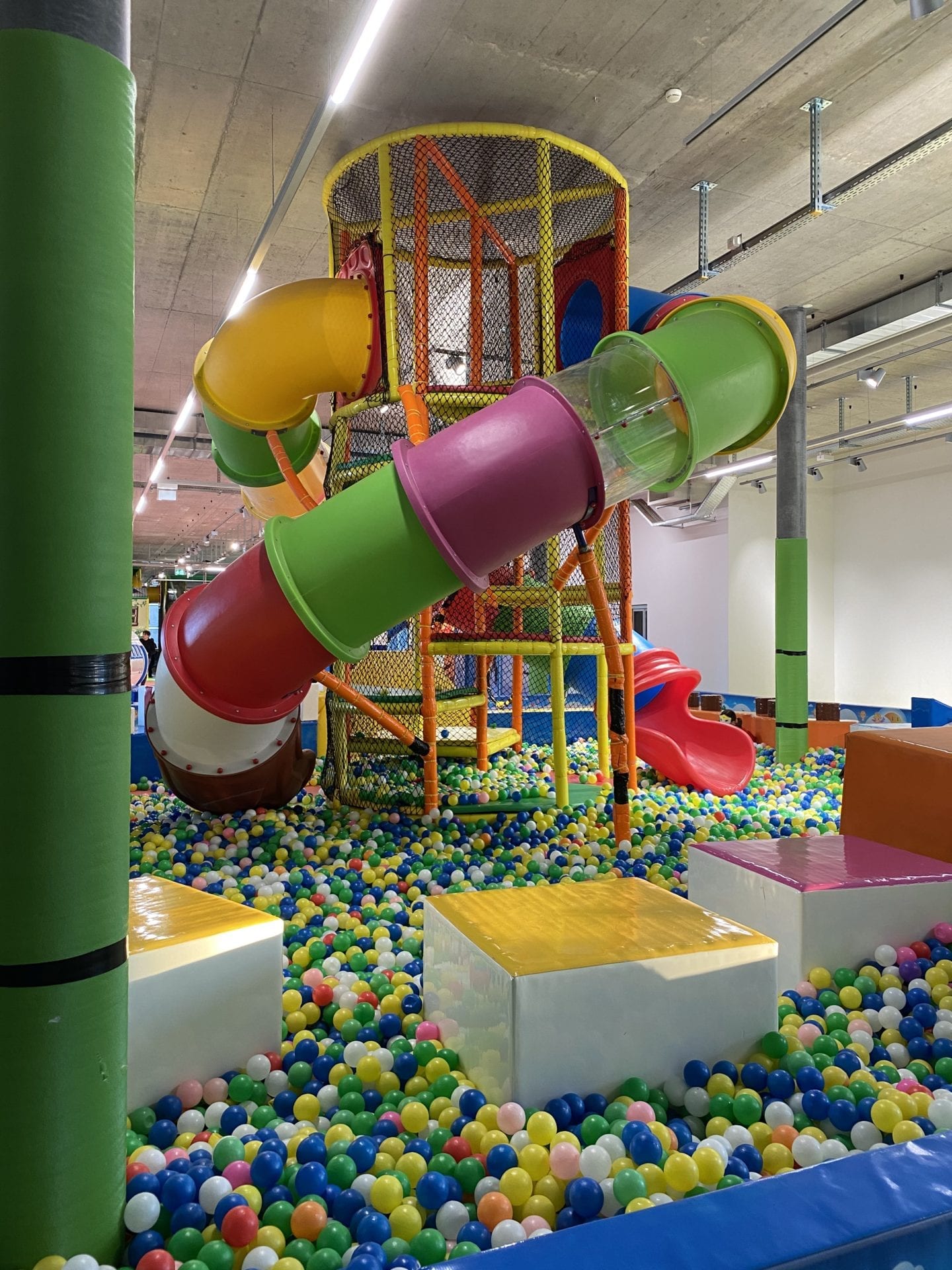 Salle de sport d'activité géante 4 en 1 et piscine à balles, fruits Jouez à  la salle de sport et à la piscine à balles 