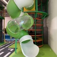 Structure de jeux avec toboggan à Kids Fun Park Etoy