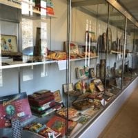 Long couloir avec des anciens jeux de société