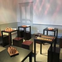 Une salle avec des postes de jeu