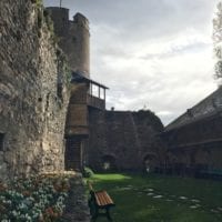 Vue de l'intérieur de la cour avec une tour et des escaliers.
