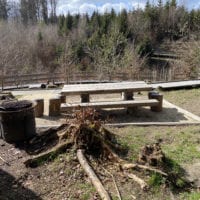 Table de pique-nique a cĂŽtĂ© du pont des brigands dans la forĂȘt du sentier handicap et nature