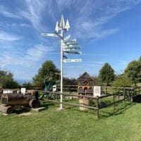 Petit jardin Ă insectes et panneau directionnel - signal de bougy