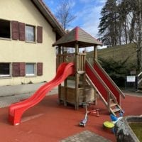 Structure de jeu avec toboggan de la ferme de la fondation CSC St-Barthélémy