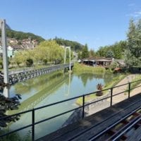 Pont traversant un lac au Swiss Vapeur Parc