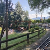 Tables de pique-nique autour d'un étang au Swiss Vapeur Parc