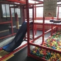 Jeu pour petits enfants Ă Urba Kids Orbe comprenant toboggan et piscine Ă boules