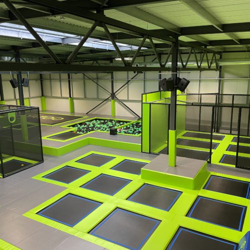 Vue sur la zone trampolines à Yatoo Family Center à Etagnières