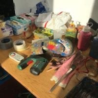 Table recouverte de peinture, pinceaux, gants de boxe Ă Colore ta vie