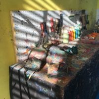 L'établi remplit de peinture et de pinceaux à colore ta vie