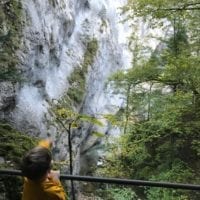Les enfants sont impressionnées par la hauteur des falaises