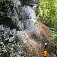 Passage au pied des roches