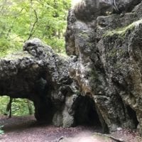 Les blocs de tuf forment des grottes et des tunnels