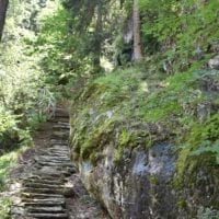un escalier en pierre