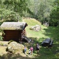 cabane et table de pique-nique
