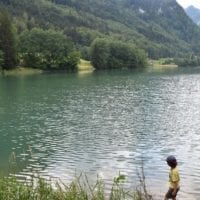 un petit lutin au bord du lac