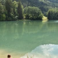 tremper les pieds dans le lac
